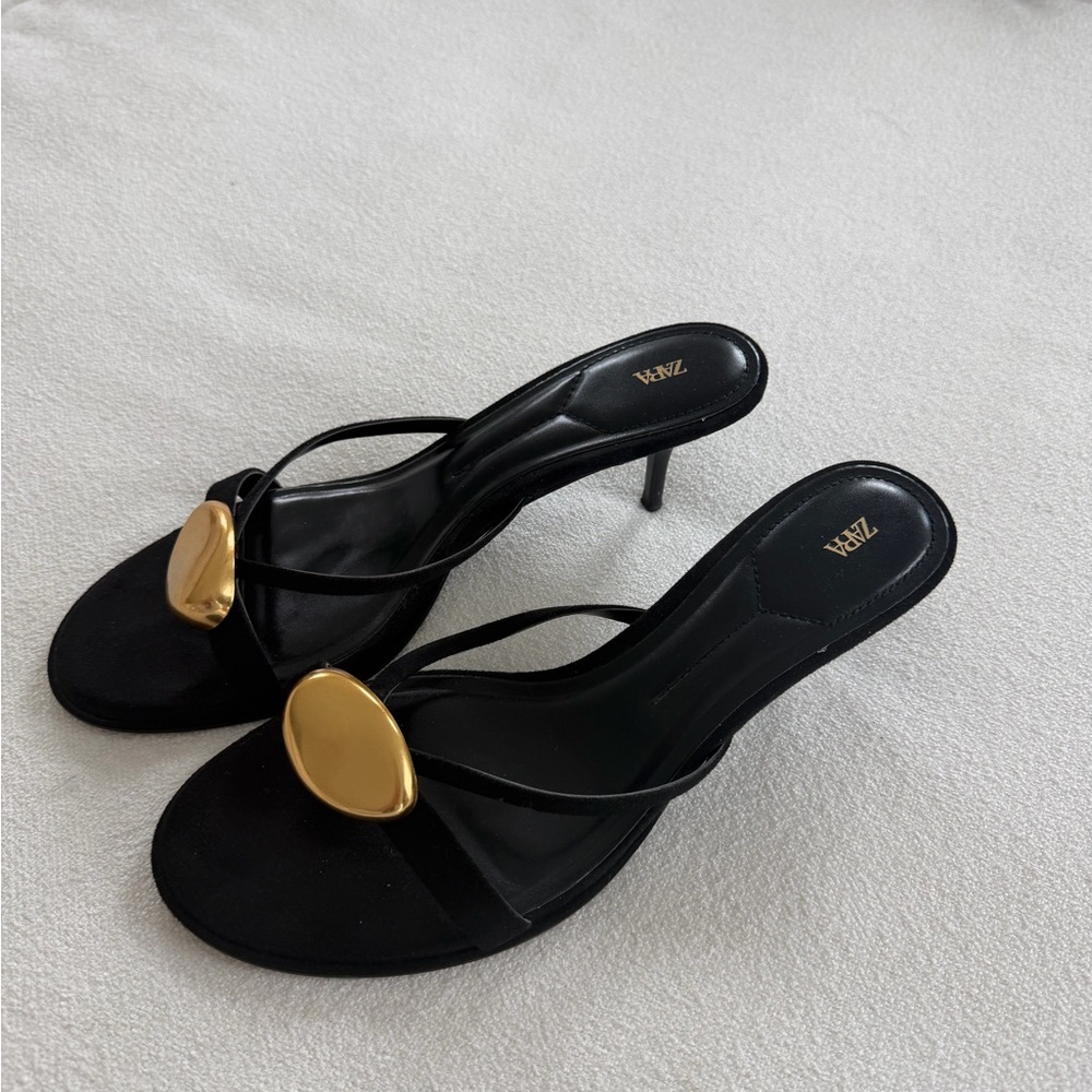 Zara Suede Kitten Heel with Gold detail - Picture 3 of 5